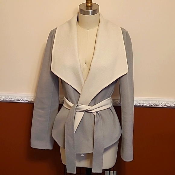 Banana Republic Jackets & Blazers - Banana Republic Grey & White Jacket, Size Medium, with reversable belt & pockets